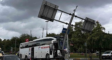 Eyüpsultan'da yolcu otobüsü önce otomobile sonra levhaya çarptı: 30 yaralı