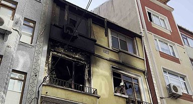 Fatih'te 2 katlı binada çıkan yangında mahsur kalan 4 kişi kurtarıldı