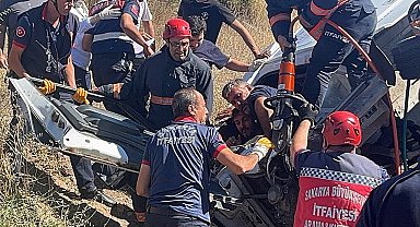 Freni patlayan şeftali yüklü kamyon, otomobilin üzerine devrildi: 6 yaralı