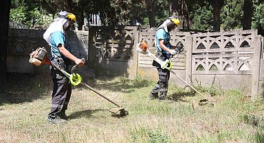 Gebze'de mezarlık ve şehitliklerde periyodik bakım çalışmaları sürüyor