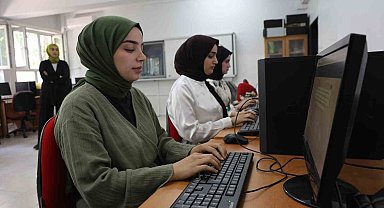 Geleceğin katipleri, klavye kursunda hayallerine hazırlanıyor