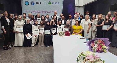 Geleceğin moda tasarımcıları Bursa'da sertifikalarını aldı