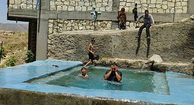 Gercüş ilçesinde sıcaktan bunalan çiftçiler buz gibi kaynak suyunda serinliyor