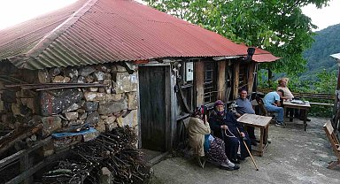 Giresun'da yayla yolundaki 70 yıllık kahvehane zamana direniyor