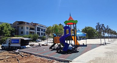 Gölcük Ulaşlı Sahili'ne yeni çocuk oyun alanı inşa ediliyor