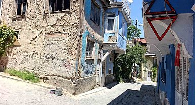 Günün fotoğrafı Afyonkarahisar'dan: Araçların çarptığı eve reflektörlü önlem