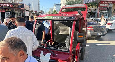 Hafif ticari araç ile elektrikli motosiklet çarpıştı: 1 yaralı