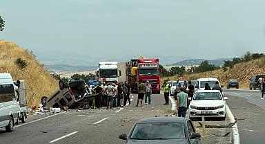 Hafif ticari araç karşı şeride geçti: 4 yaralı