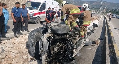 Hatay'da otomobil refüje çarptı: 1'i ağır 3 yaralı