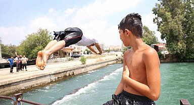 Hem canlarını hiçe sayıyorlar, hem de başkalarına kanalda yüzme öğretiyorlar