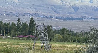 Iğdır'da fırtına çatıları uçurdu