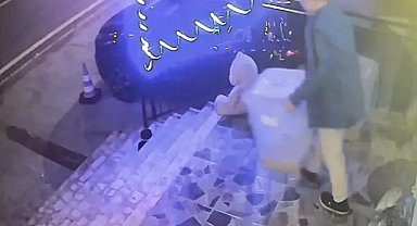 İlginç hırsızlık: Petshop önündeki mama kutusunu çaldı