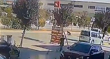 İnegöl'de motosiklet hafif ticari araca arkadan çarptı: O anlar kamerada