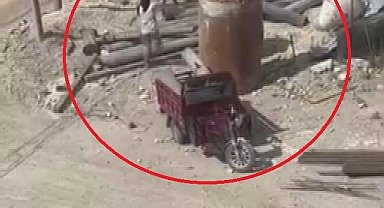 İnşaattaki demir boruları çalan motosikletliler kamerada
