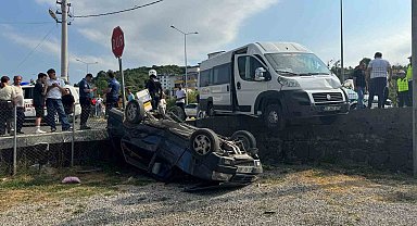 İşçi servisiyle çarpışan otomobil bahçeye uçtu: 3 yaralı