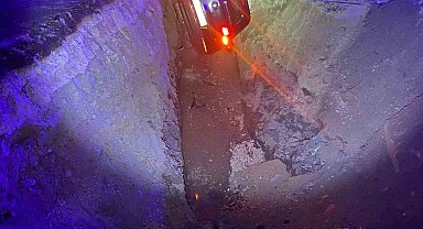 Isparta'da çukura devrilen otomobilin sürücüsü yaralandı