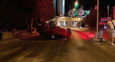 Isparta'da refüje çarpan otomobil ters döndü, sürücü hafif yaralandı