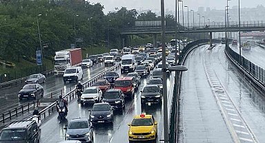 İstanbul'da etkili olan sağanak yağış trafikte yoğunluğa neden oldu