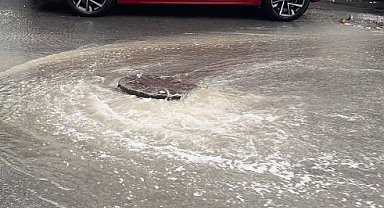 İstanbul'da sağanak nedeniyle rögarlar taştı, caddeler ve köprü altları göle döndü