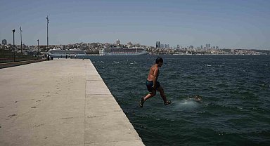 İstanbul'da sıcak hava bunalttı: Kimi denizde serinledi kimi gölgelik alanda dinlendi