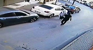 İstanbul'da yolda yürüyen kadının ensesine vurup kaçtı, o anlar kameraya yansıdı