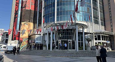İzmit Belediyesi'ne yönelik "yolsuzluk" soruşturmasında belediye başkanı ve 30 şüphelinin ifadelerine başlandı