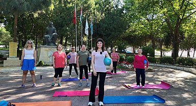 Kadınlar açık havada güne sporla başlıyor