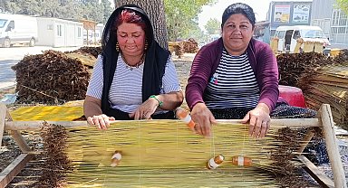 Kahramanmaraş'ın asırlık tarhana geleneğini yaşatan doğal çiğ ustaları naylon ürünlere karşı direniyor