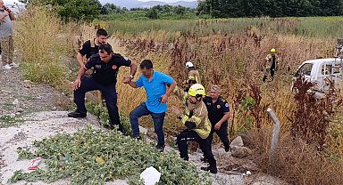 Kamyonet tarlaya uçtu: Sürücü yaralandı