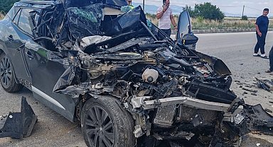 Kamyonete çarpan otomobil hurdaya döndü: 1 yaralı