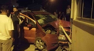 Kapaklı'da alkollü sürücü bina duvarına çarptı: 2 yaralı