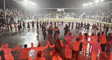 Karadeniz'de konser böyle olur: Sağanak yağmur başladı, onlar horona devam etti