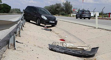 Karaman'da otomobil bariyerlere çarptı: Kaza anı kamerada