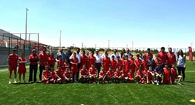 Karaman'ın Kazımkarabekir ilçesinde yaz futbol kursu açıldı
