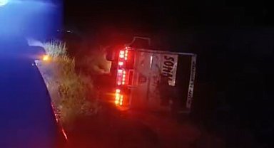 Karapınar'da kamyon şarampole devrildi: 2 yaralı