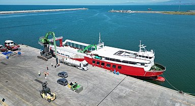 Karasu'da karaya oturan gemiyi boşaltma çalışmaları devam ediyor