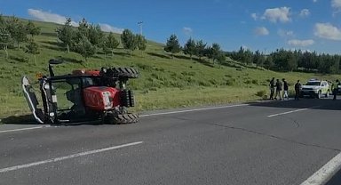 Karayolunda Traktör devrildi, sürücü hafif yaralandı
