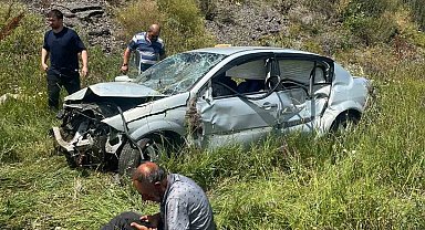 Kars'ta otomobil şarampole devrildi: 2 yaralı