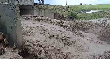 Kars'ta sel alarmı: Şiddetli yağış köy yolunu ulaşıma kapattı