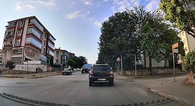 Karşı yönden gelen araçlara rağmen sollama yapan sürücü kamerada