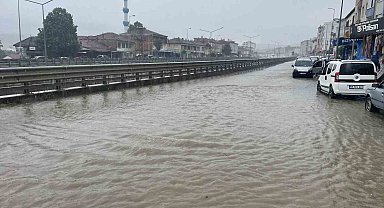 Kavak'ta sağanak yağış etkili oldu: Yollar göle döndü