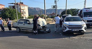 Kavşakta meydana gelen kazada yolcu yaralandı