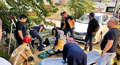 Kayısı toplarken ağaçtan düşen kadının bacağı demir korkuluğa saplandı