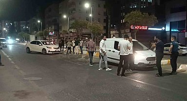 Kaza yapan araçlar polis memurunu ezdi