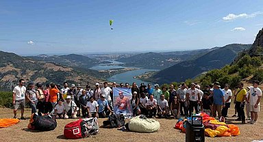 Kazada hayatını kaybeden paraşüt pilotu Bayram Kurt gökyüzünde anıldı