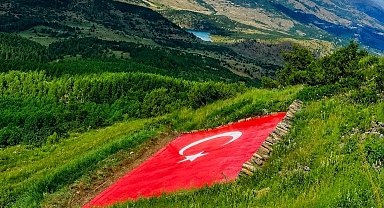 Kelkit Vadisi'nin simgesi dev Türk bayrağı yenilendi