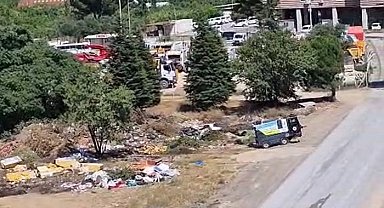 Kemalpaşa Belediyesi, kendi binasının arkasını çöplüğe çevirdi