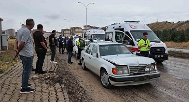Kırıkkale'de iki otomobil çarpıştı: 3 yaralı