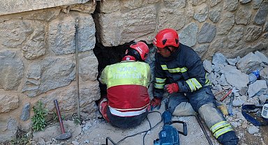 Konya'da duvar arasında kalan kediye itfaiyeden 9 saatlik kurtarma operasyonu