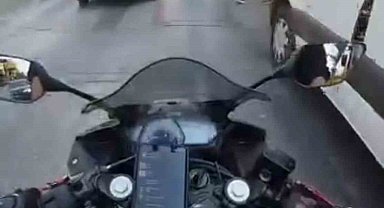 Kör noktada kalan yayaya motosiklet çarptı, o anlar kask kamerasında